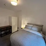 Cosy 3-Bed Retreat - Garden Parking & Bbq