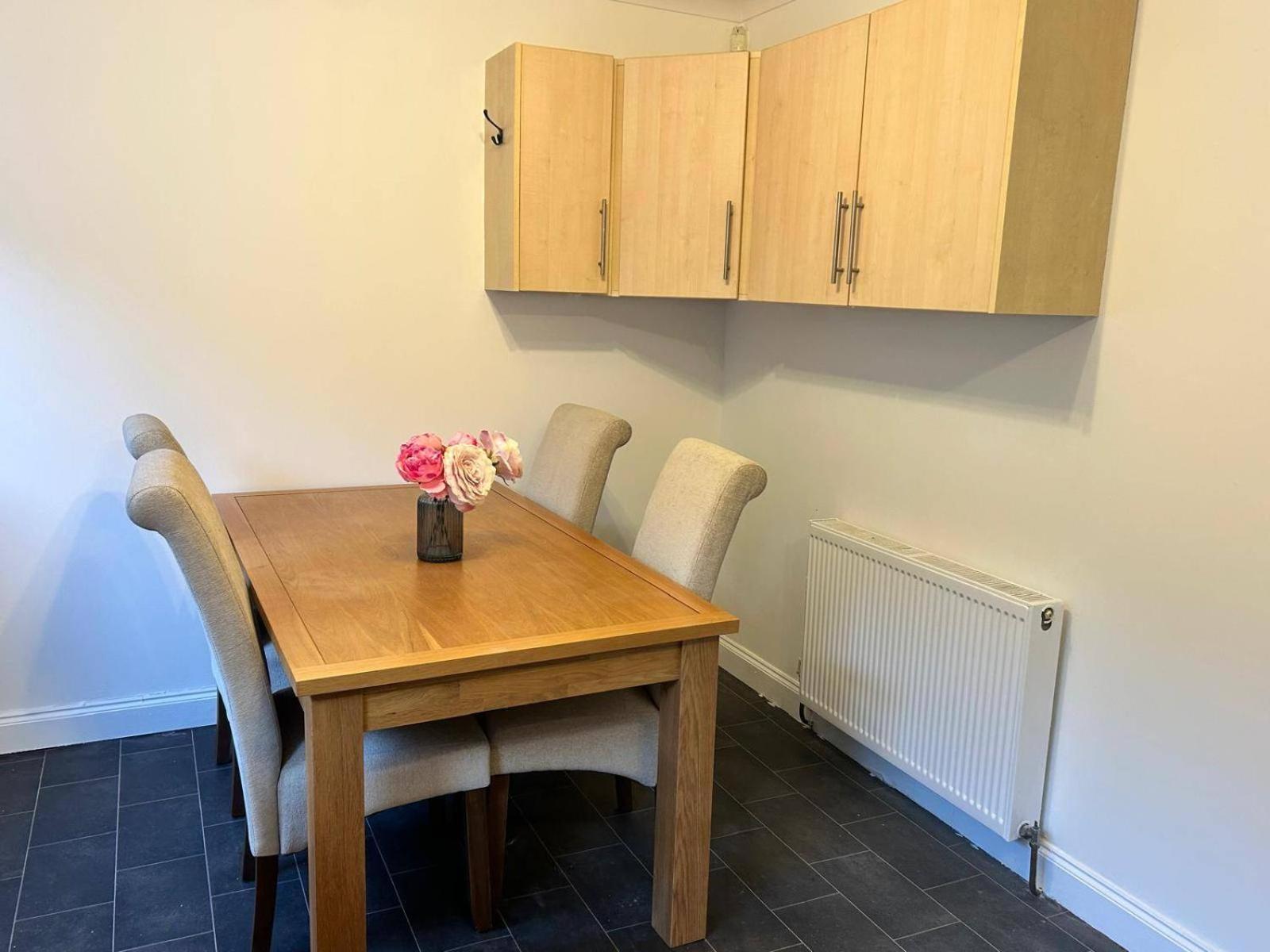 Cosy 3-bed Retreat - Garden Parking & Bbq Holiday home Birmingham