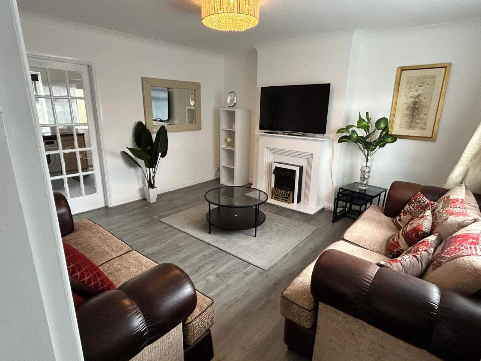 Cosy 3-bed Retreat - Garden Parking & Bbq * Birmingham
